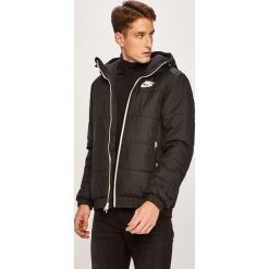 Nike Sportswear - Kurtka. Czarne płaszcze męskie Nike Sportswear, xl, bez wzorów, z poliesteru, krótkie, z kapturem. W wyprzedaży za 359,90 zł.