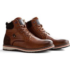 Skórzane sneakersy w kolorze jadnobrązowym. Pomarańczowe sneakersy męskie Travelin', z okrągłym noskiem, na sznurówki. W wyprzedaży za 369,95 zł.