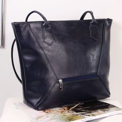Torebka skórzana DAN-A T384 granatowa. Torebki klasyczne damskie DAN-A, bez wzorów, ze skóry, eleganckie, bez dodatków. Za 269,99 zł.