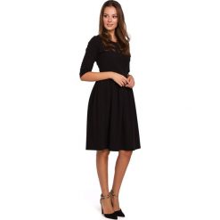Sukienka rozkloszowana - czarna. Czarne sukienki damskie Moe, s, bez wzorów, z elastanu, eleganckie, z klasycznym kołnierzykiem, bez rękawów, midi, rozkloszowane. Za 199,00 zł.