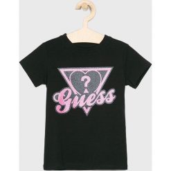 Guess Jeans - T-shirt dziecięcy 118-175 cm. Szare bluzki dziewczęce z nadrukiem, z elastanu, z okrągłym kołnierzem, krótkie. W wyprzedaży za 49,90 zł.