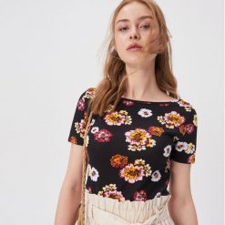 T-shirt w kolorowe kwiaty - Czarny. Czarne t-shirty damskie Sinsay, s, w kwiaty, bez kołnierzyka. Za 29,99 zł.