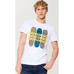 T-shirt z kolorowym nadrukiem - Biały. Białe t-shirty damskie House, s, z nadrukiem, bez kołnierzyka. Za 35,99 zł.