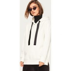 Bluza z kapturem - Kremowy. Białe bluzy z kapturem damskie Reserved, l. W wyprzedaży za 39,99 zł.