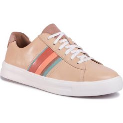 Sneakersy CLARKS - Un Maui Band 261505244 Light Tan Combination. Brązowe półbuty damskie Clarks, ze skóry. Za 429,00 zł.