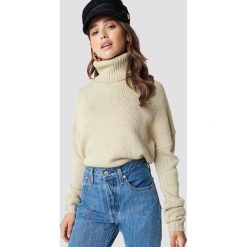 NA-KD Sweter oversize z wywijanym golfem - Beige. Brązowe golfy damskie marki NA-KD, z dzianiny. Za 141,95 zł.
