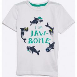 Name it - T-shirt dziecięcy 92-128 cm. Szare t-shirty chłopięce marki Name it, z nadrukiem, z elastanu, z okrągłym kołnierzem. W wyprzedaży za 39,90 zł.