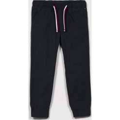 Tommy Hilfiger - Spodnie dziecięce 110-176 cm. Niebieskie spodnie chłopięce TOMMY HILFIGER, bez wzorów, z bawełny, casualowe. W wyprzedaży za 199,90 zł.