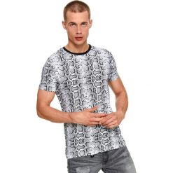 T-SHIRT KRÓTKI RĘKAW MĘSKI WE WZORY, Z PRINTEM. Białe t-shirty męskie Top Secret, na zimę, m, z nadrukiem, eleganckie, z kontrastowym kołnierzykiem, krótkie. W wyprzedaży za 19,99 zł.