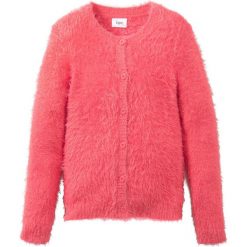 Sweter rozpinany z puszystej przędzy bonprix jasny koralowy. Różowe swetry dziewczęce bonprix, bez wzorów, z dzianiny, długie, bez kaptura. Za 32,99 zł.