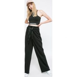 Missguided - Spodnie by Jourdan Dunn. Czarne spodnie damskie marki Missguided, bez wzorów, z bawełny, casualowe. W wyprzedaży za 79,90 zł.