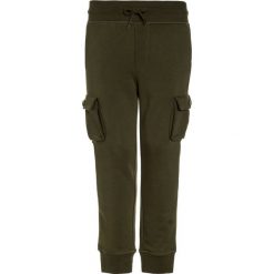 GAP BOYS ACTIVE PATRIOTIC Spodnie treningowe army jacket green. Brązowe spodnie dresowe dziewczęce marki GAP, z bawełny. Za 129,00 zł.