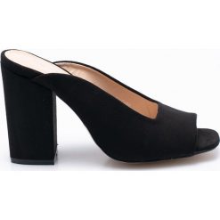 Public Desire - Klapki. Czarne klapki damskie marki Public Desire, z materiału, na obcasie. W wyprzedaży za 139,90 zł.