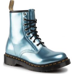 Glany DR. MARTENS - 1460 Vegan 25279400 Blue/Goldmix. Niebieskie glany damskie Dr. Martens, ze skóry ekologicznej, bez obcasa, bez zapięcia. W wyprzedaży za 459,00 zł.