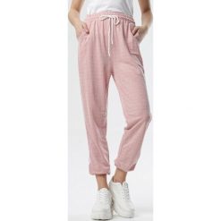 Różowe Spodnie Make Me Wait. Różowe spodnie damskie Born2be, xl, z dresówki. Za 59,99 zł.