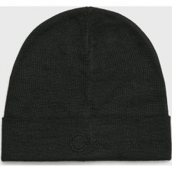 Calvin Klein - Czapka. Czarne czapki zimowe męskie marki Calvin Klein, na zimę, z dzianiny. W wyprzedaży za 129,90 zł.