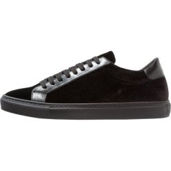 Antony Morato Sneakersy niskie black. Czarne sneakersy męskie Antony Morato, bez zapięcia. W wyprzedaży za 463,20 zł.