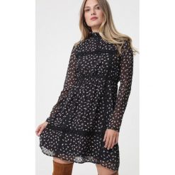 Czarna Sukienka Fresnes. Czarne sukienki damskie Born2be, na co dzień, s, bez wzorów, ze stójką, bez rękawów, długie, mini, rozkloszowane. Za 99,99 zł.