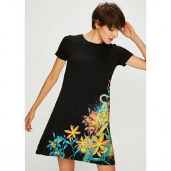 Desigual - Sukienka. Szare sukienki dzianinowe Desigual, na co dzień, l, z nadrukiem, casualowe, z okrągłym kołnierzem, z krótkim rękawem, mini, proste. Za 299,90 zł.