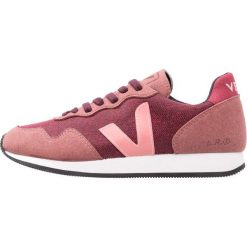 Veja SDU Sneakersy niskie burgundy/petal/blush. Czerwone trampki i tenisówki damskie marki Veja, bez wzorów, z materiału, bez zapięcia. Za 419,00 zł.