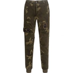 Spodnie AERONAUTICA MILITARE. Zielone spodnie męskie Aeronautica Militare, z aplikacjami, z bawełny, militarne. W wyprzedaży za 707,00 zł.
