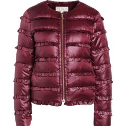 MICHAEL Michael Kors RUFFLE QUILT PUFFR Kurtka puchowa merlot. Czerwone kurtki damskie puchowe marki MICHAEL Michael Kors, na zimę, s, z materiału. W wyprzedaży za 547,60 zł.