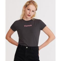 T-shirt z napisem - Szary. Szare t-shirty damskie Reserved, s, z napisami, bez kołnierzyka. Za 29,99 zł.