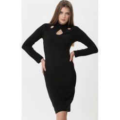 Czarna Sukienka Dacey. Czarne sukienki damskie Born2be, na co dzień, s, bez wzorów, ze stójką, bez rękawów, długie, midi, proste. Za 69,99 zł.