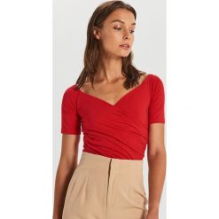 Top z odkrytymi ramionami - Czerwony. Czerwone topy damskie Cropp, s, bez wzorów, bez kołnierzyka. W wyprzedaży za 29,99 zł.
