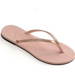 Havaianas - Japonki. Różowe klapki damskie Havaianas, bez wzorów, z materiału, bez obcasa, na obcasie. W wyprzedaży za 99,90 zł.