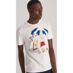 T-shirt z motywem świątecznym - Kremowy. Białe t-shirty damskie Reserved, xl, bez wzorów, wizytowe, bez kołnierzyka. W wyprzedaży za 14,99 zł.