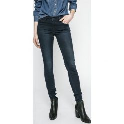 Levi's - Jeansy 710. Czerwone rurki damskie marki Levi's®, z elastanu, z obniżonym stanem. W wyprzedaży za 239,90 zł.