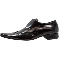 Jeffery West PINO WINGCAP DERBY Oksfordki black. Czarne buty wizytowe męskie Jeffery West, bez wzorów, ze skóry, eleganckie, na sznurówki. W wyprzedaży za 379,50 zł.