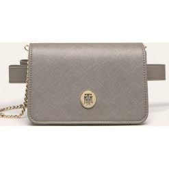 Tommy Hilfiger - Torebka. Szare listonoszki damskie TOMMY HILFIGER, w paski, ze skóry ekologicznej, na ramię, małe, bez dodatków. W wyprzedaży za 369,90 zł.