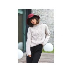BK003 Damski sweter z warkoczem - pudrowy. Różowe swetry damskie BE, bez wzorów, bez rękawów, bez kaptura. Za 135,00 zł.