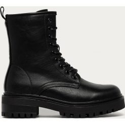 Answear Lab - Workery Romanciaga. Czarne workery damskie Answear Lab, z gumy, z okrągłym noskiem, bez obcasa, na obcasie, na zamek. Za 199,90 zł.