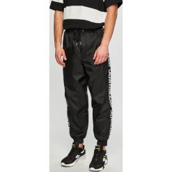 Calvin Klein Jeans - Spodnie. Czarne spodnie męskie Calvin Klein Jeans, na co dzień, m, bez wzorów, z poliesteru, casualowe. W wyprzedaży za 269,90 zł.