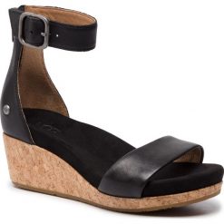 Sandały UGG - W Zoe II 1102674 W/Blk. Czarne klapki damskie Ugg, bez wzorów, ze skóry, bez obcasa, na obcasie. W wyprzedaży za 349,00 zł.