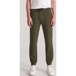 Spodnie dresowe slim fit - Zielony. Zielone spodnie męskie Reserved, s, bez wzorów, z dresówki. Za 109,99 zł.