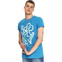 T-shirt z nadrukiem. Niebieskie t-shirty męskie Top Secret, na zimę, m, z nadrukiem, z jeansu, z kontrastowym kołnierzykiem, krótkie. W wyprzedaży za 19,99 zł.