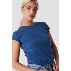 NA-KD Basic T-shirt z surowym wykończeniem - Blue. Niebieskie t-shirty damskie marki NA-KD Basic, bez wzorów, z bawełny, z okrągłym kołnierzem. W wyprzedaży za 21,18 zł.