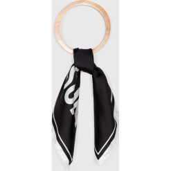 Moschino - Apaszka. Czerwone szaliki damskie MOSCHINO, z jedwabiu. W wyprzedaży za 199,90 zł.