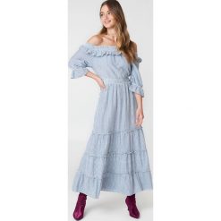 Debiflue x NA-KD Długa sukienka z odkrytymi ramionami - Blue,Multicolor. Niebieskie sukienki damskie marki Debiflue x NA-KD, na imprezę, w koronkowe wzory, z koronki, bez kołnierzyka, z długim rękawem, długie, maxi, z odkrytymi ramionami. W wyprzedaży za 101,47 zł.