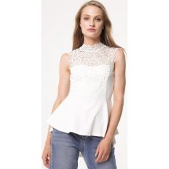 Biały Top Must Be There. Białe bluzki damskie Born2be, na lato, s, z dzianiny. Za 79,99 zł.