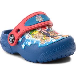 Klapki CROCS - Funlab Paw Patrol Clogs Ps B 205180 Blue Jean. Niebieskie sandały chłopięce Crocs, z tworzywa sztucznego, bez zapięcia. W wyprzedaży za 139,00 zł.