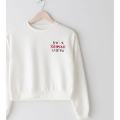 Krótka bluza z napisem -. Bluzy damskie Sinsay, s, z napisami, z krótkim rękawem, krótkie, bez kaptura. W wyprzedaży za 29,99 zł.