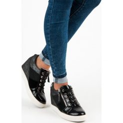 KYLIE modne sneakersy na koturnie czarne. Czarne czółenka damskie marki KYLIE, na koturnie. Za 109,00 zł.