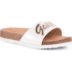 Klapki GUESS - Sylvie FI6SYL ELE03 GOLD 1. Brązowe klapki damskie Guess, z aplikacjami, ze skóry ekologicznej, bez obcasa. W wyprzedaży za 219,00 zł.