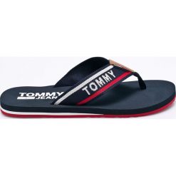 Tommy Jeans - Japonki. Czarne japonki męskie Tommy Jeans, z jeansu. W wyprzedaży za 99,90 zł.