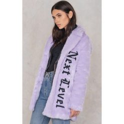 NA-KD Płaszcz ze sztucznego futra z haftem - Purple. Fioletowe płaszcze damskie marki NA-KD, z haftami, z poliesteru, długie. W wyprzedaży za 133,78 zł.